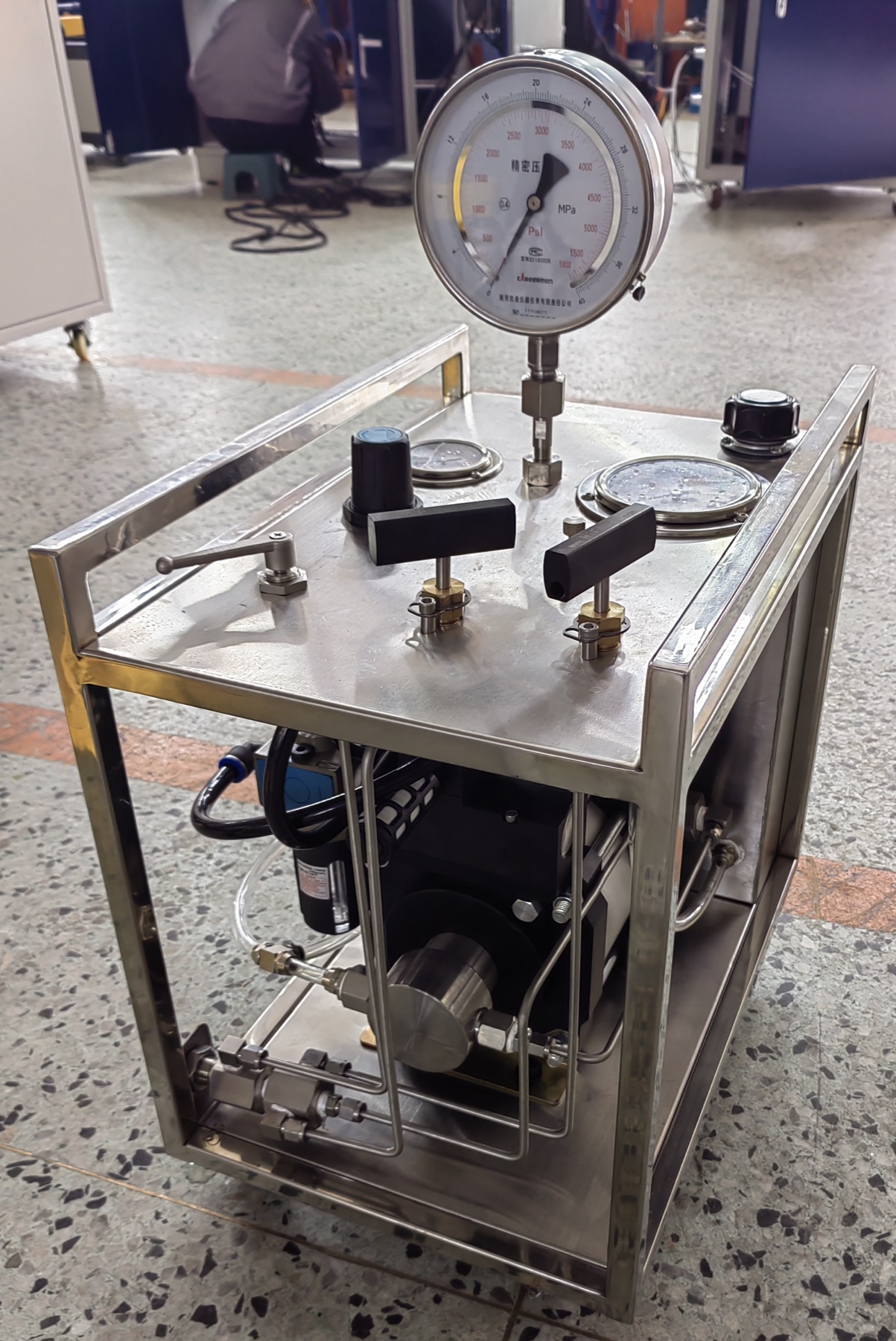 Hydro-pneumatic booster system with stainless steel mobile frame, pressure gauge, valves and pneumatic control components